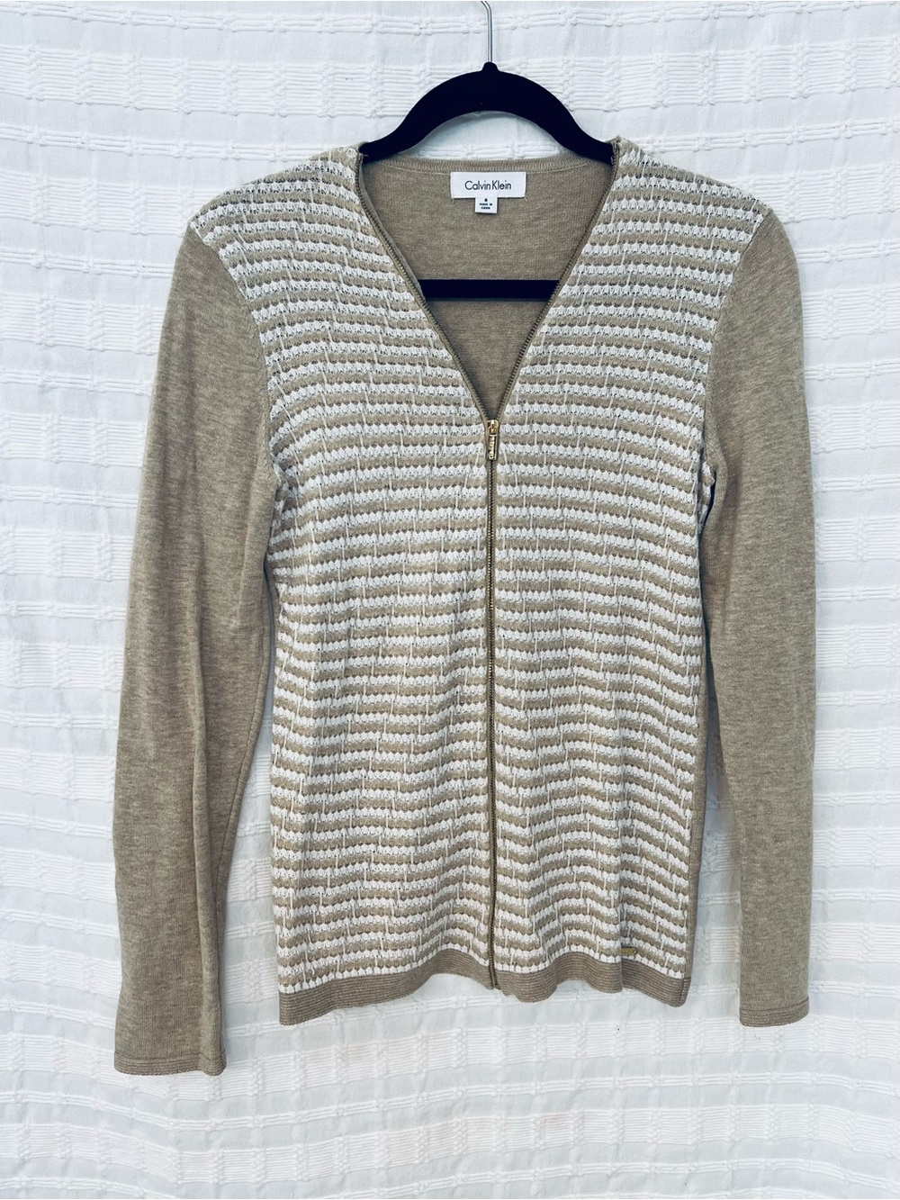 Calvin Klein Women's Beige and White Zip V-Neck Sweater